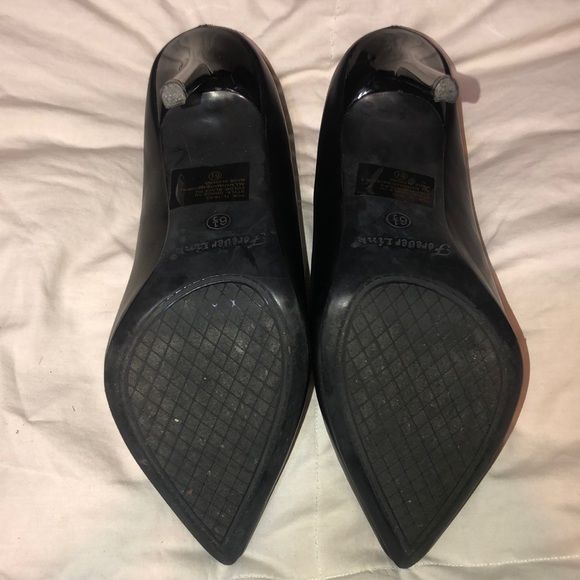 Black Pumps - Picture 2 of 4